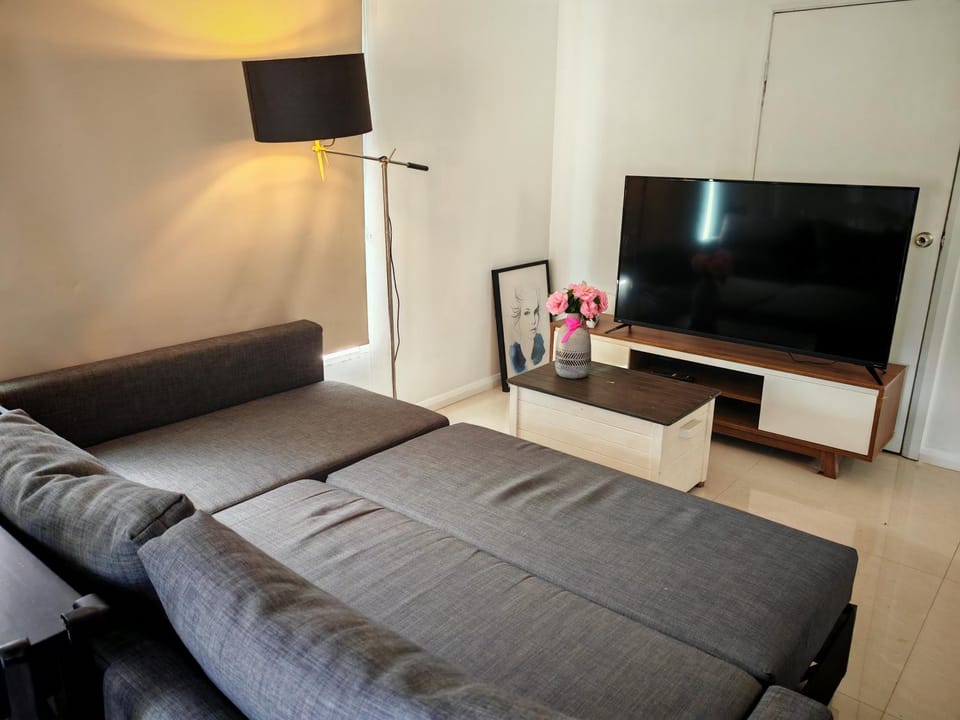Spacious Studio with Garden close 2train&Westfield Bed and Breakfast in Sydney