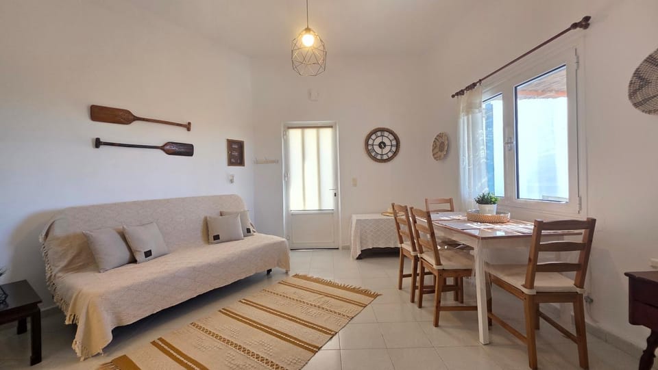 Bed, Living room, Seating area, Dining area