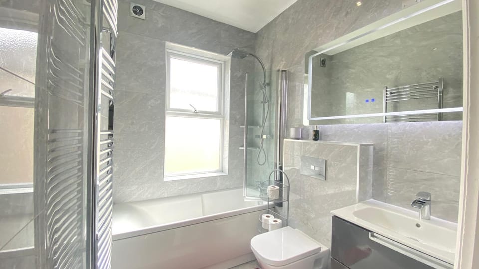 Luxury 2 bed Bournemouth Walk to Beach Poole King bed Apartment in Poole