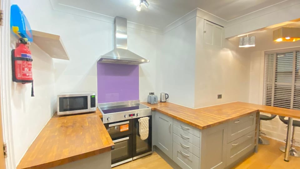 Luxury 2 bed Bournemouth Walk to Beach Poole King bed Apartment in Poole