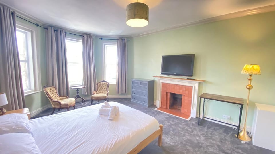 Luxury 2 bed Bournemouth Walk to Beach Poole King bed Apartment in Poole
