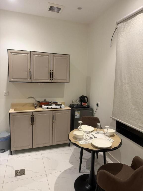 Kitchen or kitchenette, Dining area, minibar