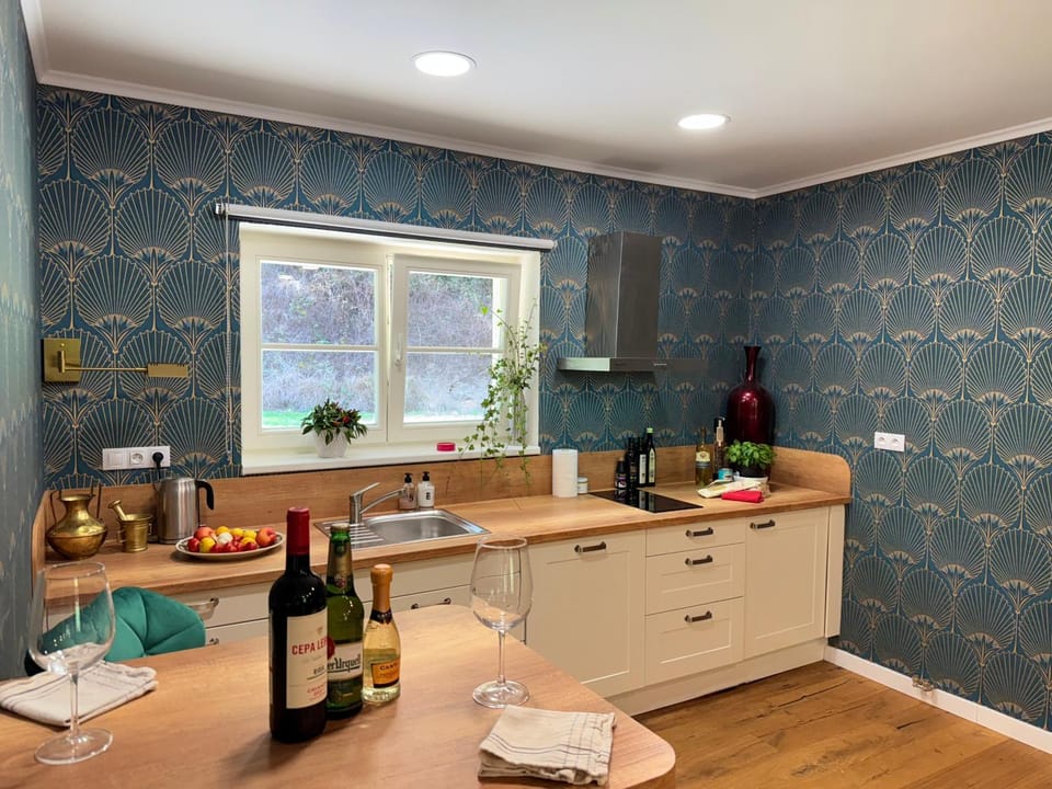 Kitchen or kitchenette, Dining area
