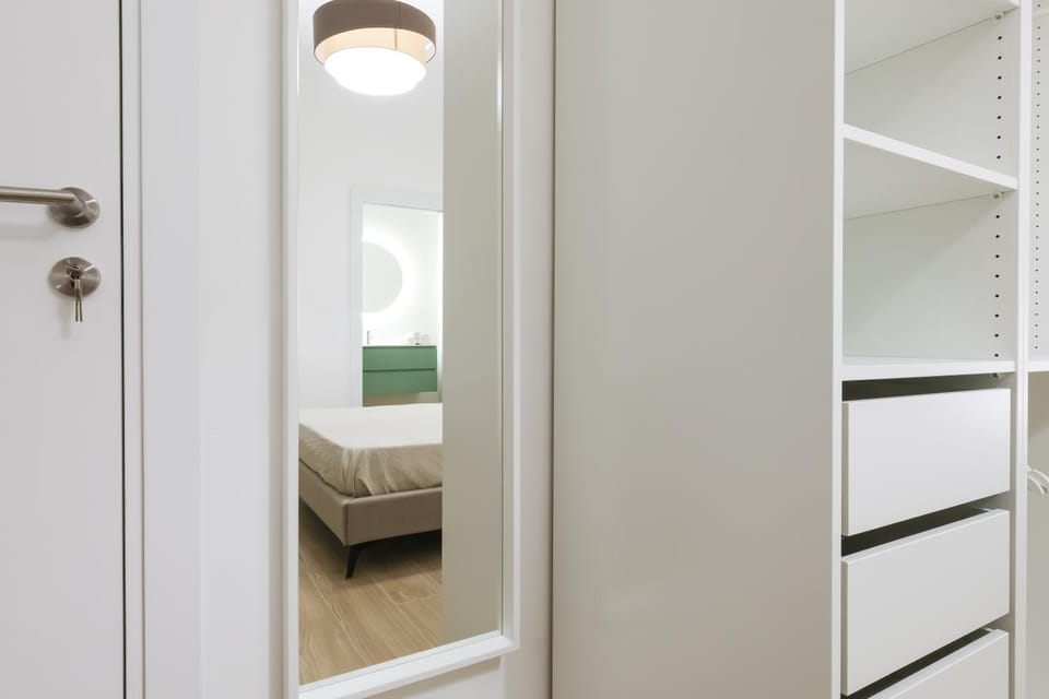 Photo of the whole room, Bedroom, wardrobe
