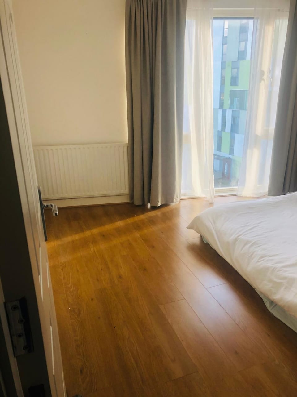 Lovely top floor spacious flat next to the station Apartment in Barking