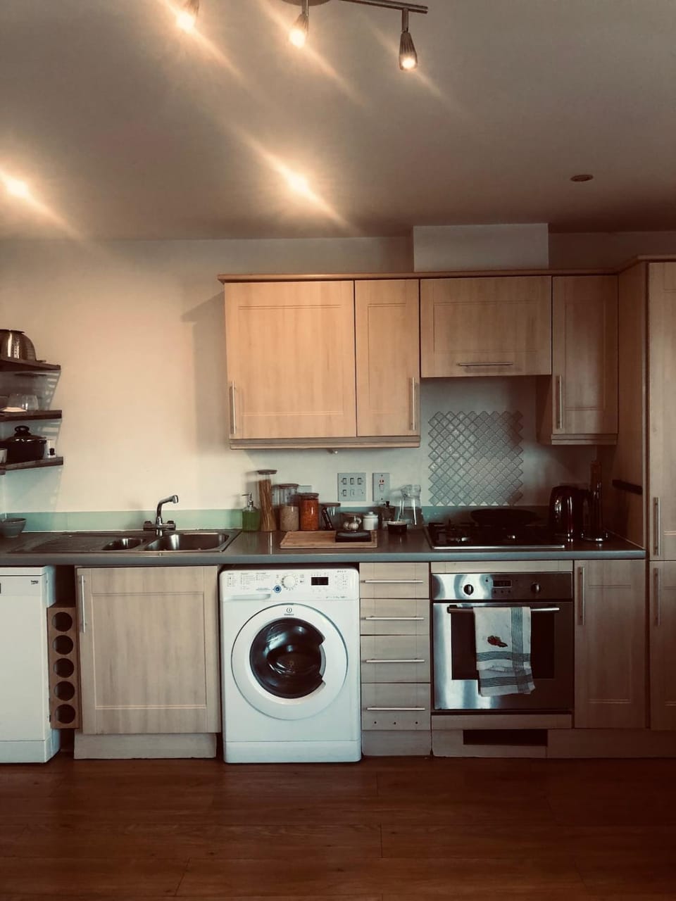 Lovely top floor spacious flat next to the station Apartment in Barking