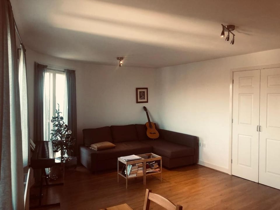 Lovely top floor spacious flat next to the station Apartment in Barking