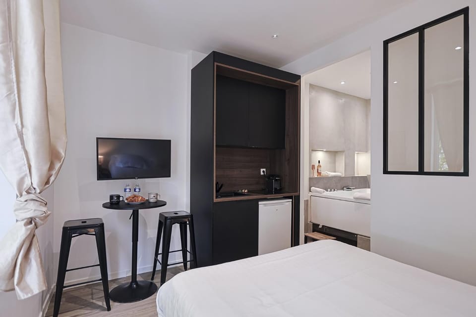 Bed, TV and multimedia, Coffee/tea facilities, Kitchen or kitchenette, Photo of the whole room, Dining area, Bedroom, microwave