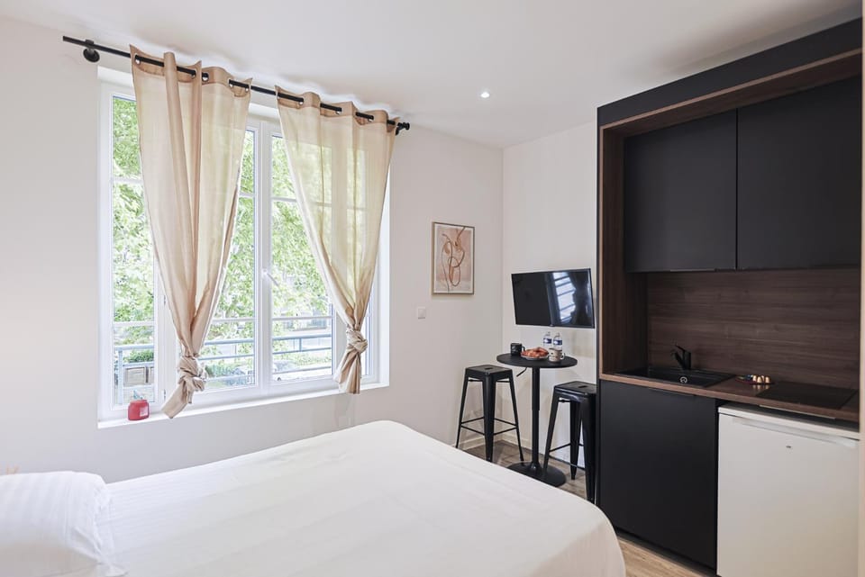 Bed, TV and multimedia, Kitchen or kitchenette, Photo of the whole room, Bedroom