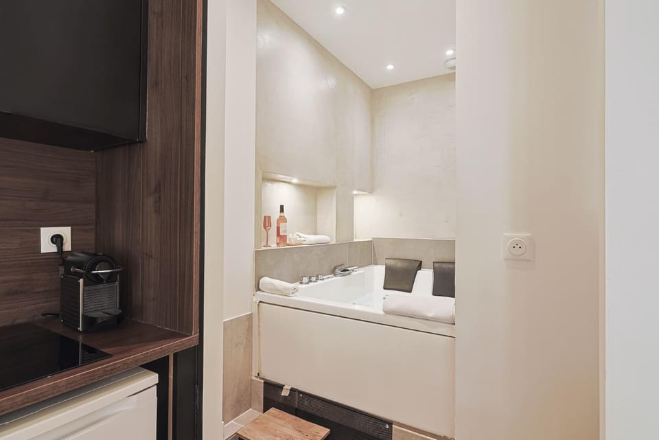 Bed, Hot Tub, Bathroom, Photo of the whole room, Bedroom