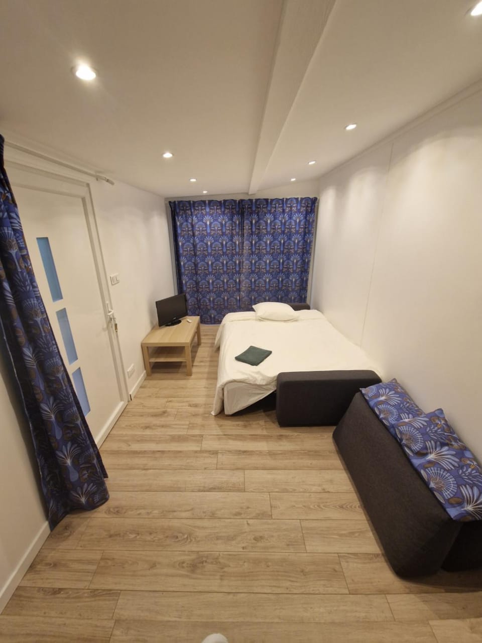 Bed, Living room