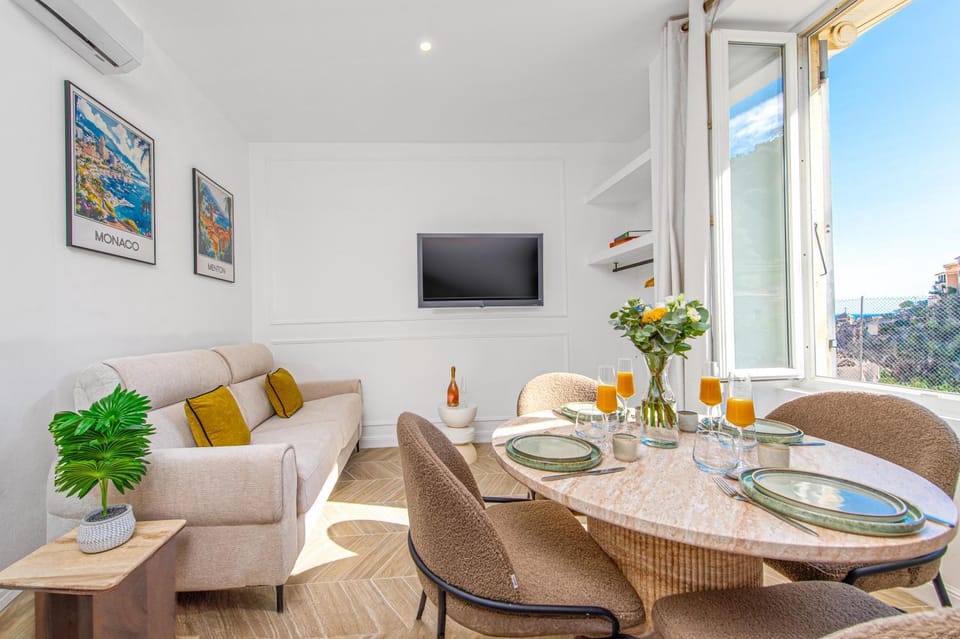 Communal lounge/ TV room, TV and multimedia, Living room, Seating area, Dining area