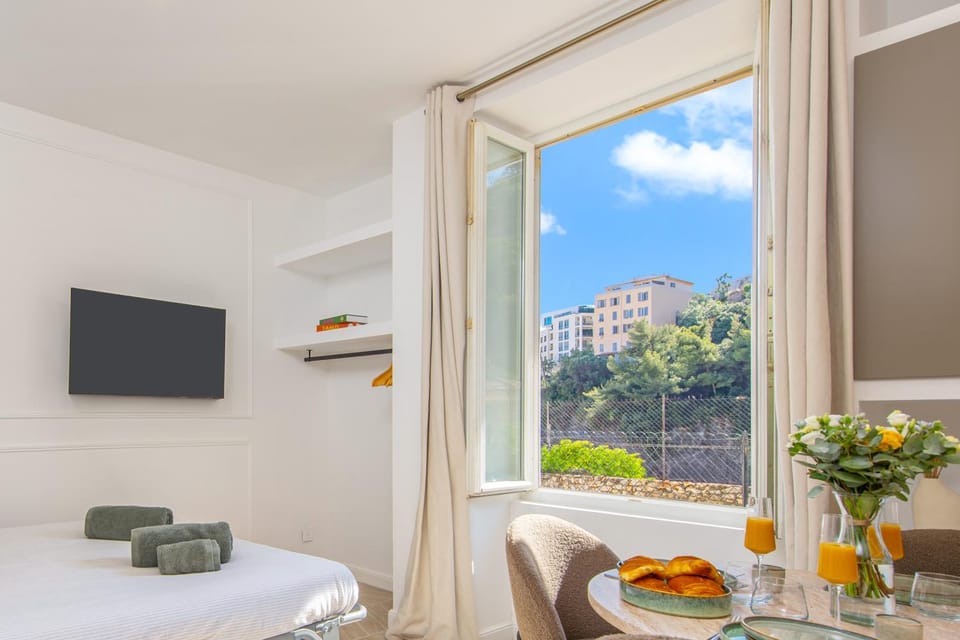 Bed, TV and multimedia, View (from property/room), towels