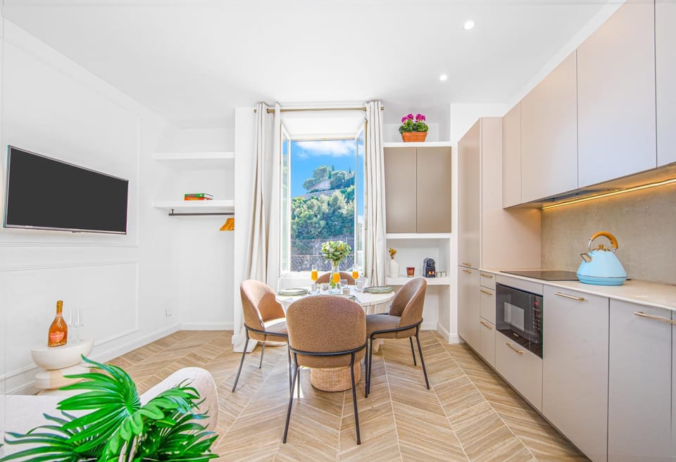 TV and multimedia, Kitchen or kitchenette, Living room, Seating area, Dining area, oven, stove