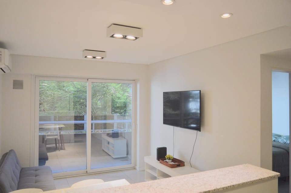 TV and multimedia, Living room, Seating area, Dining area, air conditioner