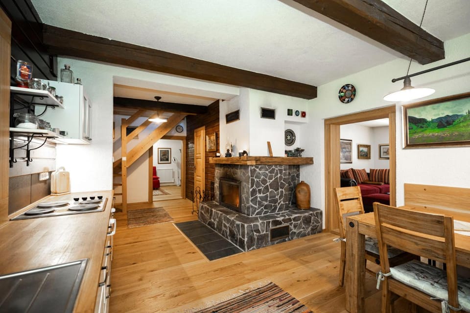 Kitchen or kitchenette, Dining area