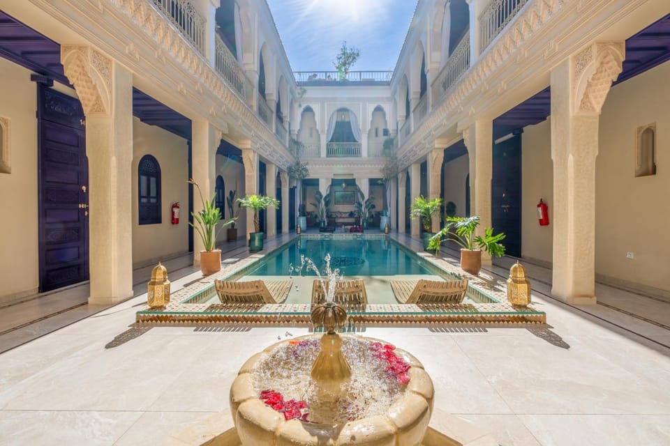 Property building, Patio, Day, Pool view, Swimming pool, sunbed