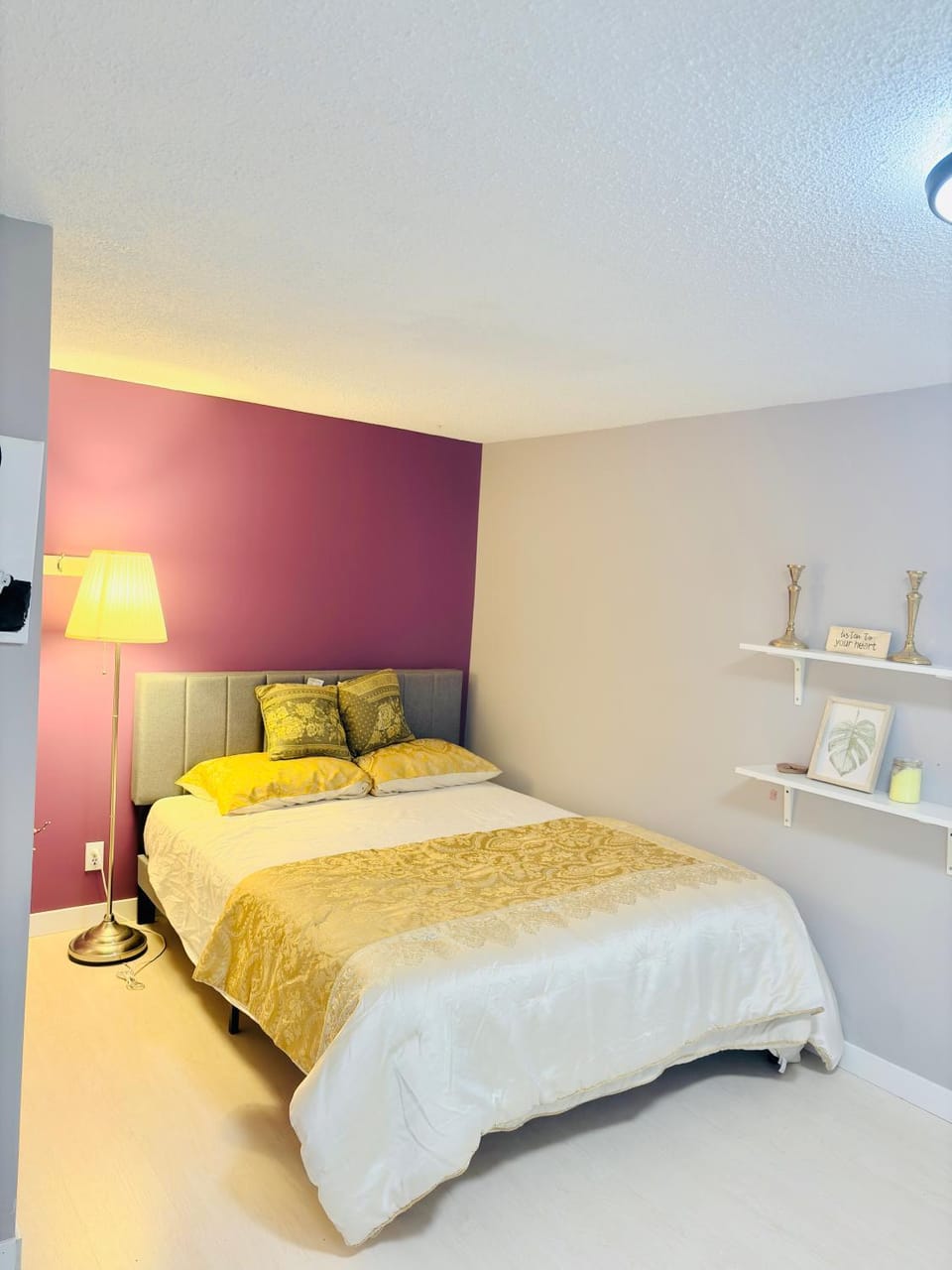Bed, Photo of the whole room