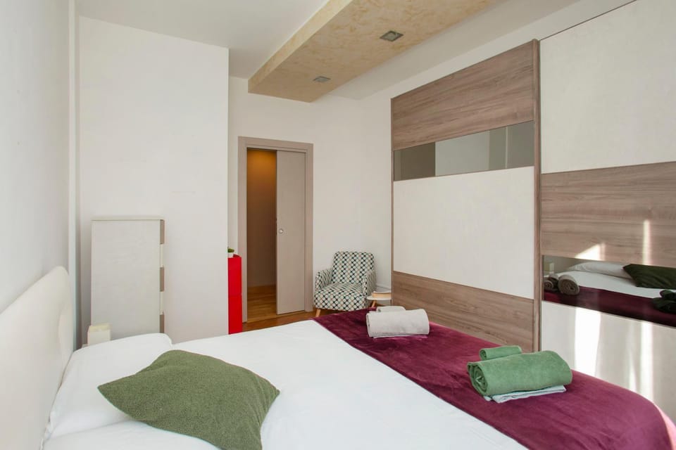 Bed, Photo of the whole room, Bedroom, locker, pet friendly, pet friendly, towels, wardrobe