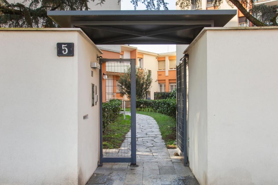 Property building, Facade/entrance, Day