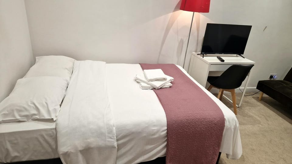 Private Garden Flat in London NEAR Tube Station - Easy Access To Central London Via Central Line Apartment in Ilford