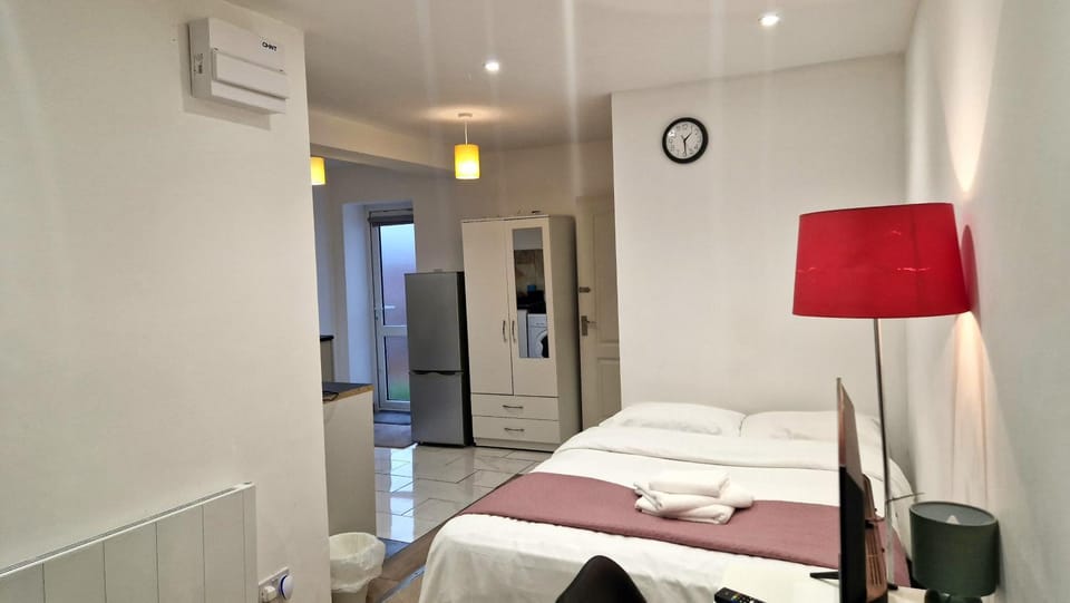 Private Garden Flat in London NEAR Tube Station - Easy Access To Central London Via Central Line Apartment in Ilford