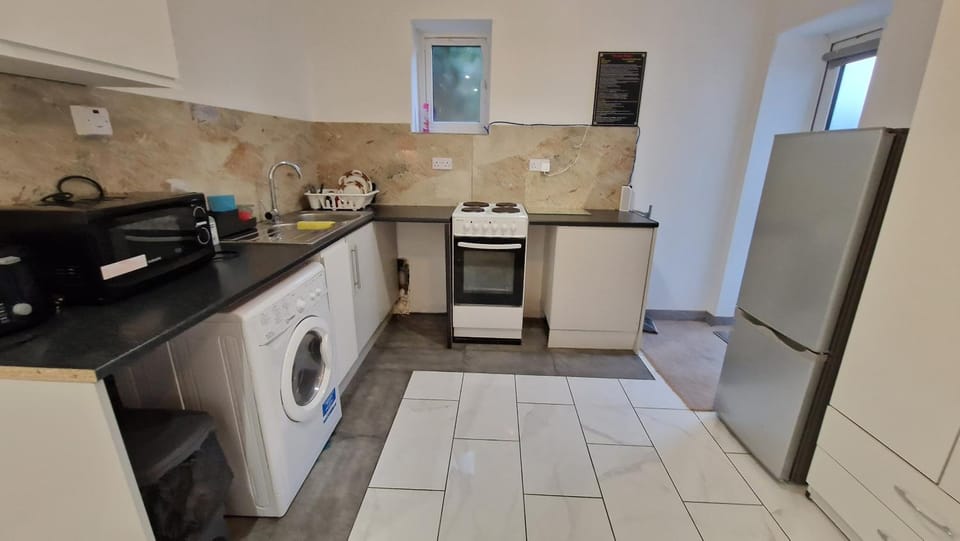 Private Garden Flat in London NEAR Tube Station - Easy Access To Central London Via Central Line Apartment in Ilford