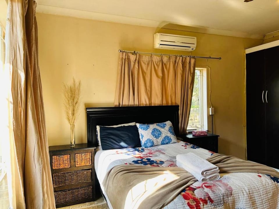 Bird & Bed Farmhouse House in Gauteng