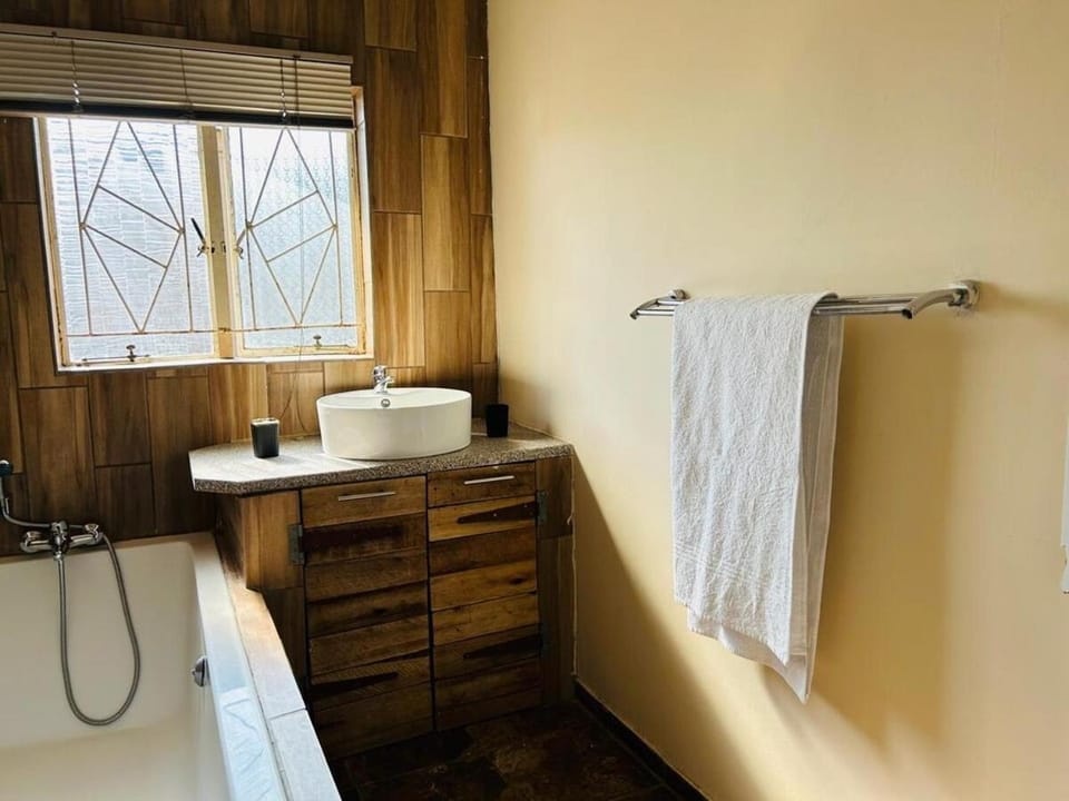 Bird & Bed Farmhouse House in Gauteng