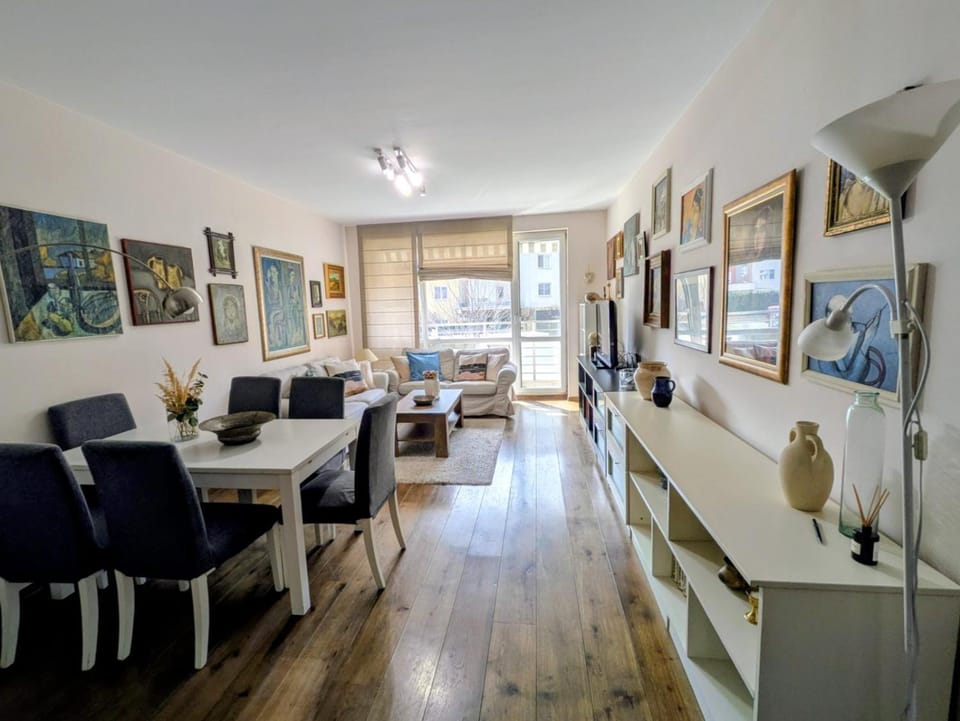 TV and multimedia, Kitchen or kitchenette, Living room, Seating area, Dining area