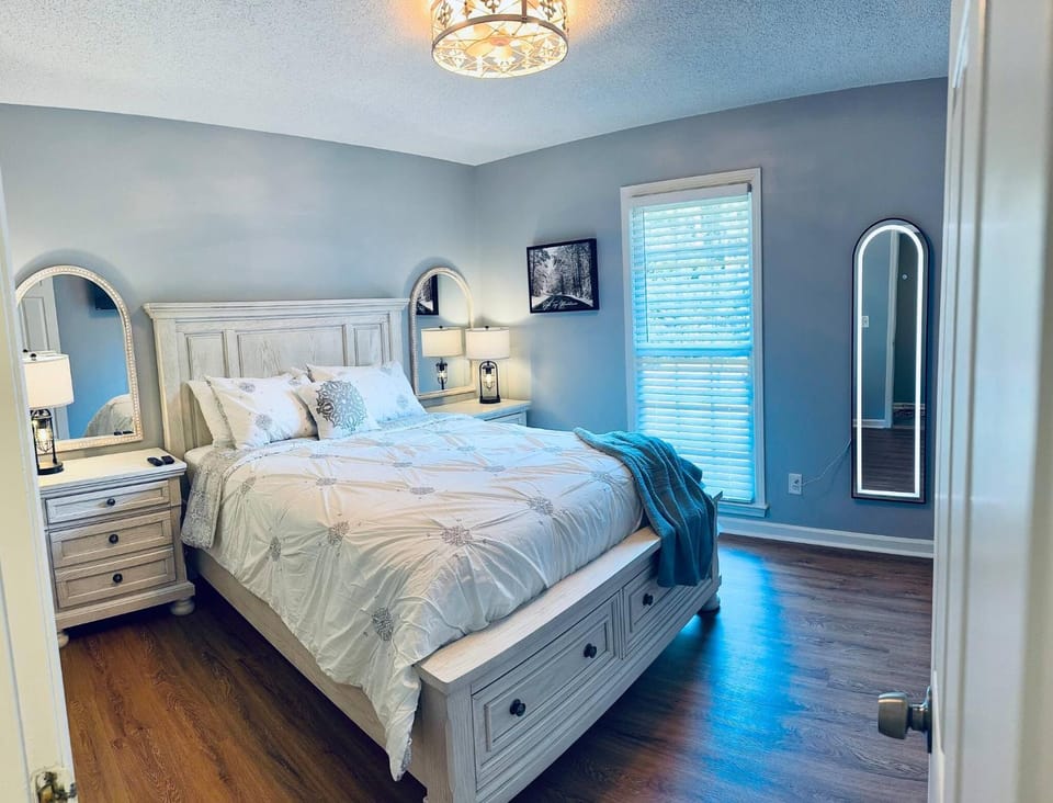 Bed, TV and multimedia, Bedroom, Family