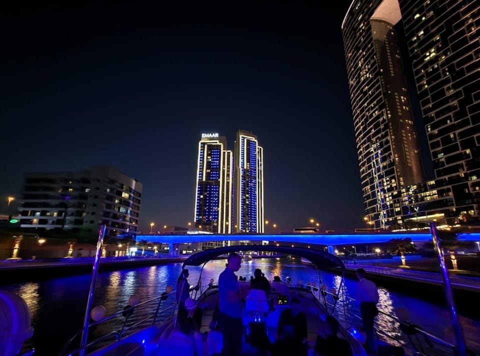 Property building, Nearby landmark, People, Neighbourhood, Activities, Beach, Aqua park, Evening entertainment, Guests, Shopping Area, Entertainment, children, Family