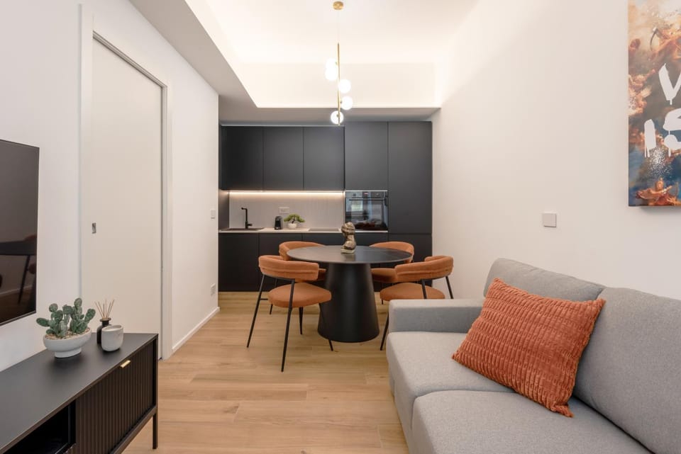 TV and multimedia, Kitchen or kitchenette, Living room, Seating area, Dining area