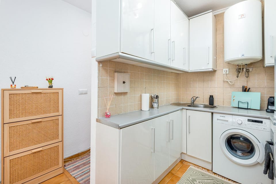 Kitchen or kitchenette, oven, washing machine