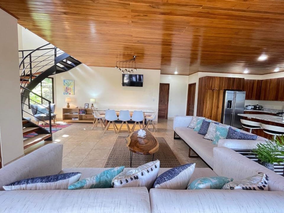 4 bedroom-sleep 9-private pool-gated-Ojochal House in Bahía Ballena