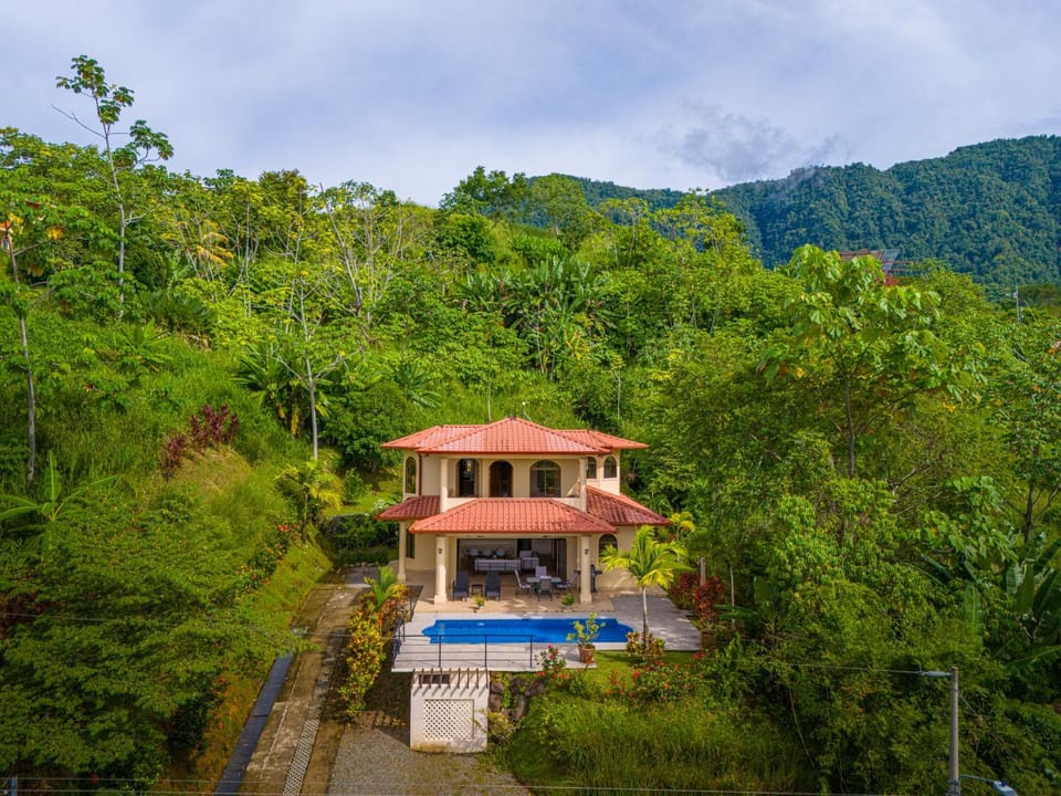 4 bedroom-sleep 9-private pool-gated-Ojochal House in Bahía Ballena