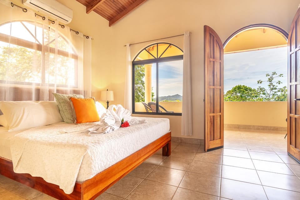 4 bedroom-sleep 9-private pool-gated-Ojochal House in Bahía Ballena