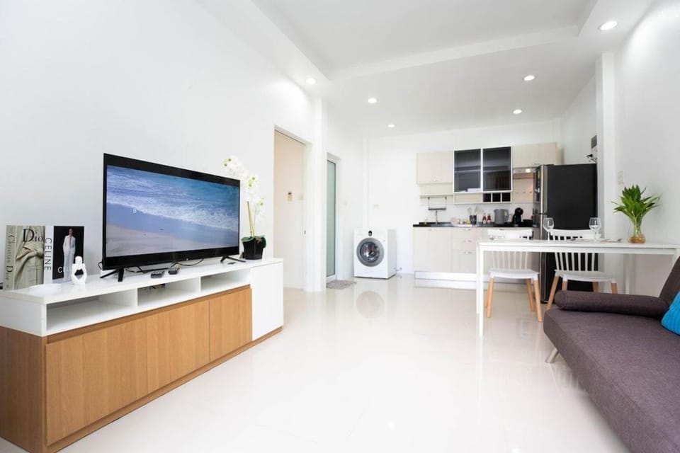 Communal lounge/ TV room, TV and multimedia, Kitchen or kitchenette, air conditioner