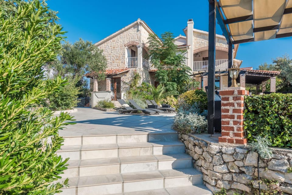 Property building, Facade/entrance, Garden