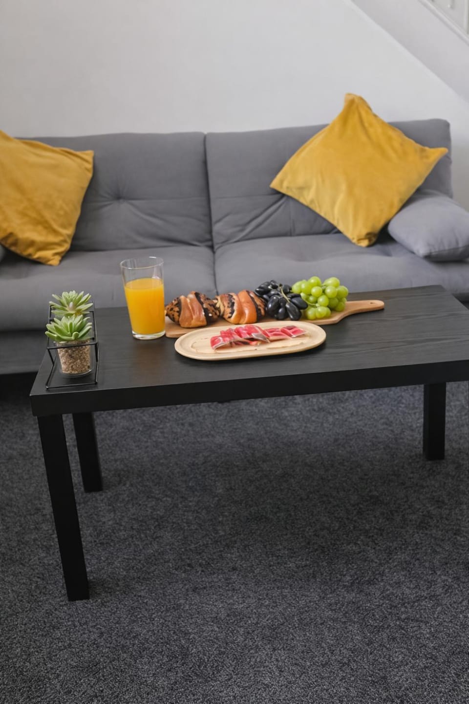 Living room, Food and drinks, Seating area, Food