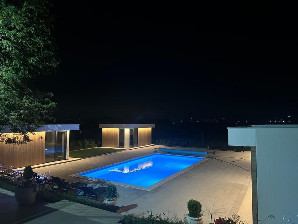 Night, Swimming pool, sunbed