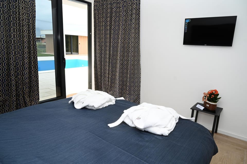 Bed, TV and multimedia, Bedroom, Pool view, Swimming pool