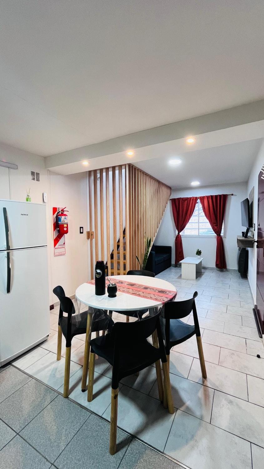 Kitchen or kitchenette, Dining area