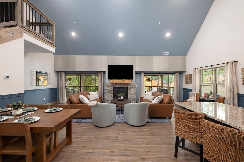 TV and multimedia, Living room, Other, Seating area, Dining area, fireplace
