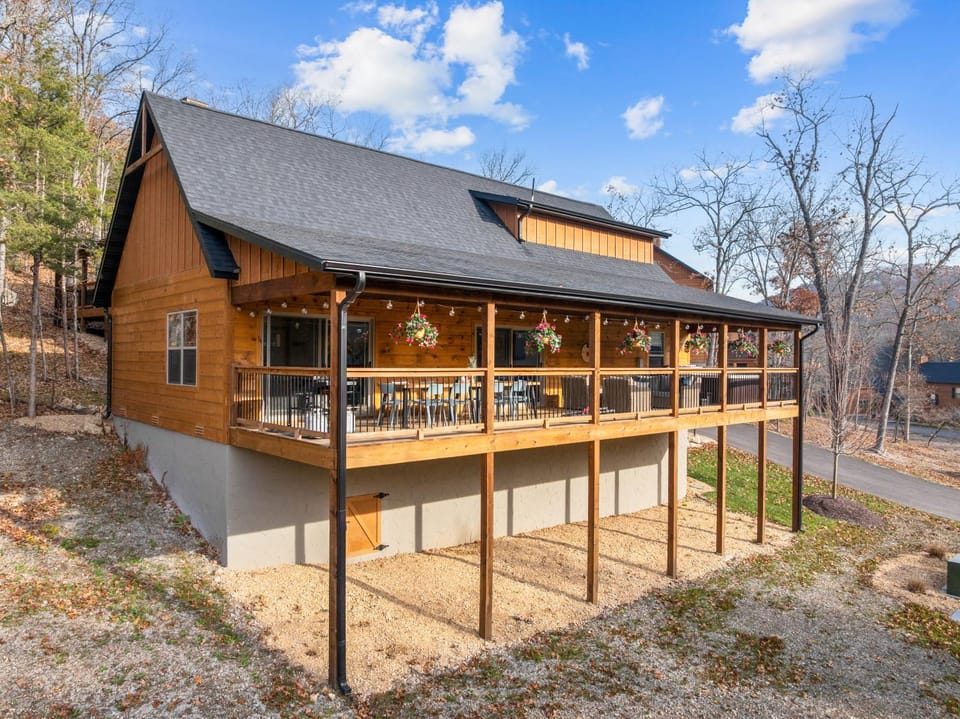 Property building, Natural landscape, Balcony/Terrace