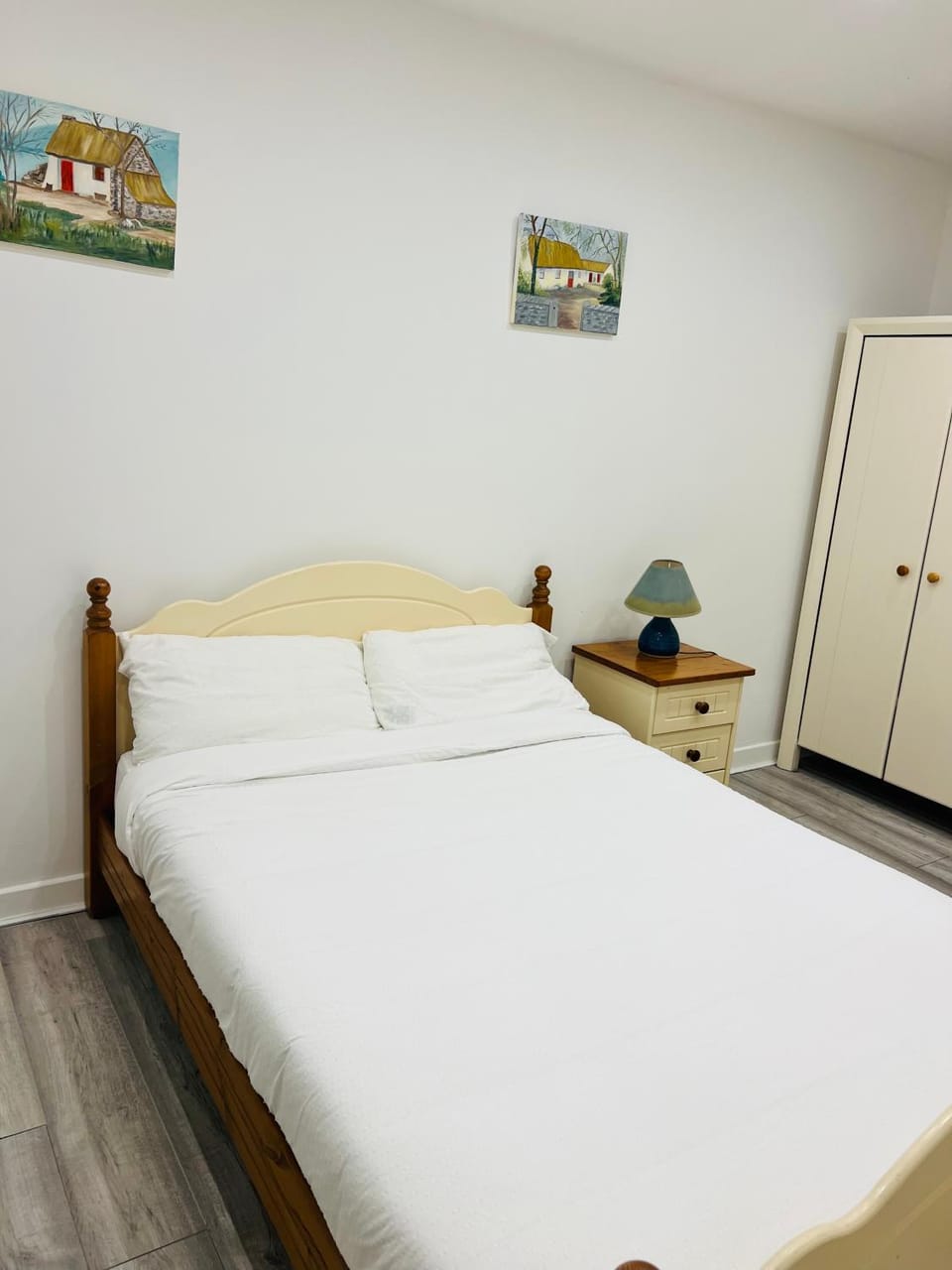 Photo of the whole room, Bedroom, wardrobe