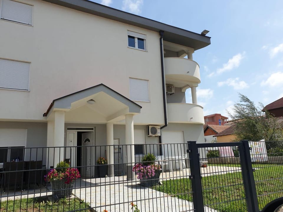 Biševo Apartmani Apartment in Ulcinj Municipality