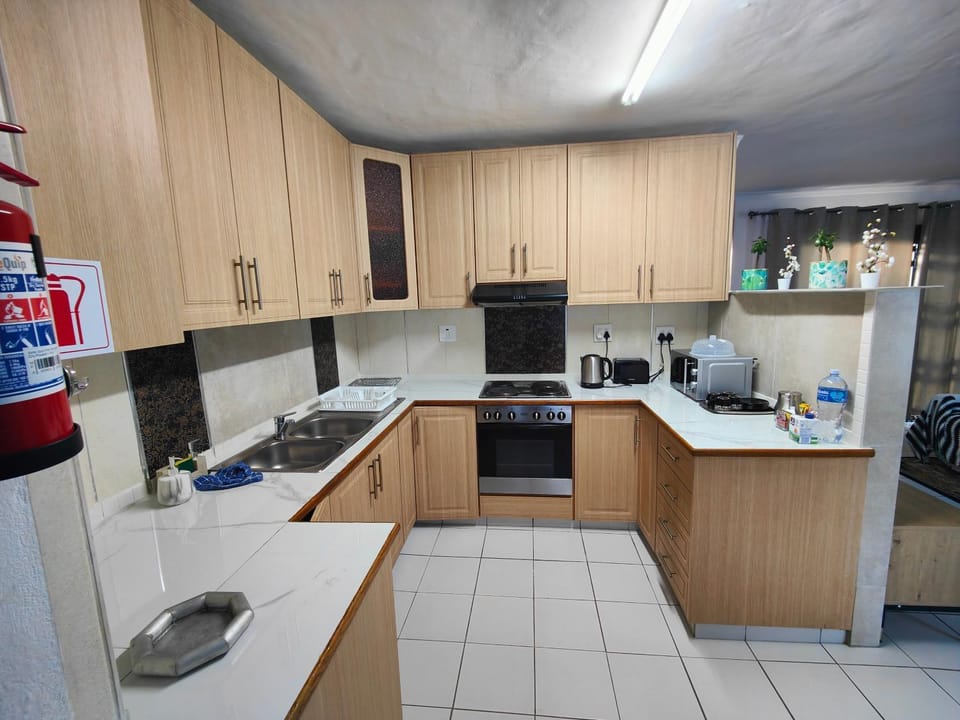 Coffee/tea facilities, Kitchen or kitchenette, oven, stove, toaster