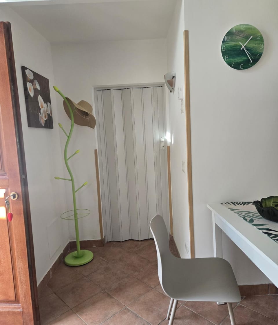 Facade/entrance, laundry