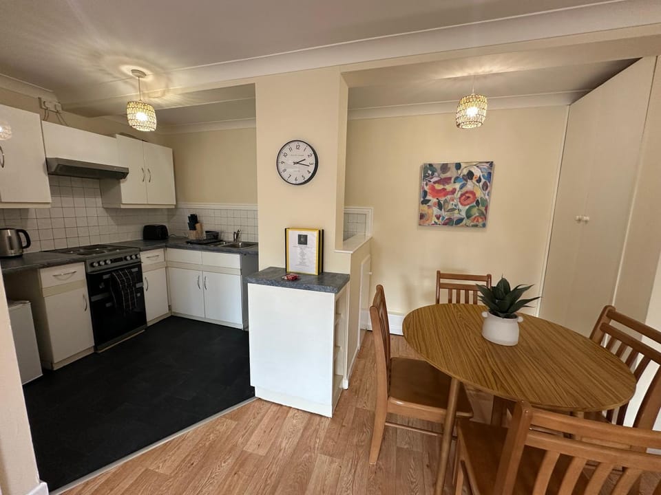 Kitchen or kitchenette, Dining area, oven, toaster